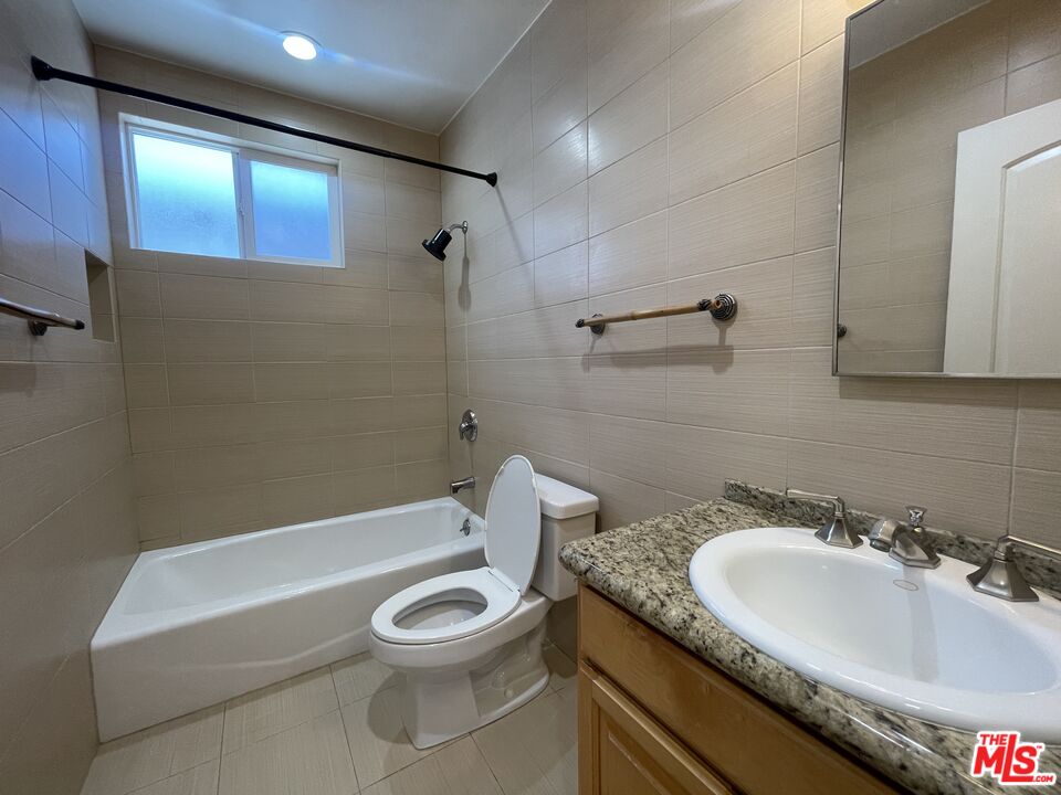 1126 N Formosa Ave Unit: 7