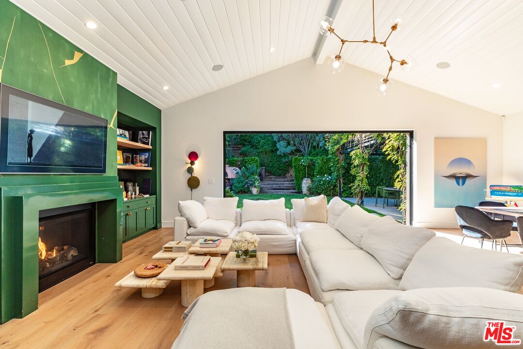 9024 Wonderland Park Ave