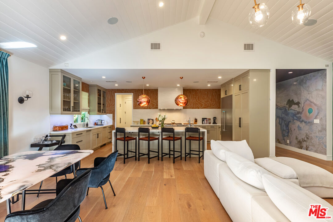 9024 Wonderland Park Ave