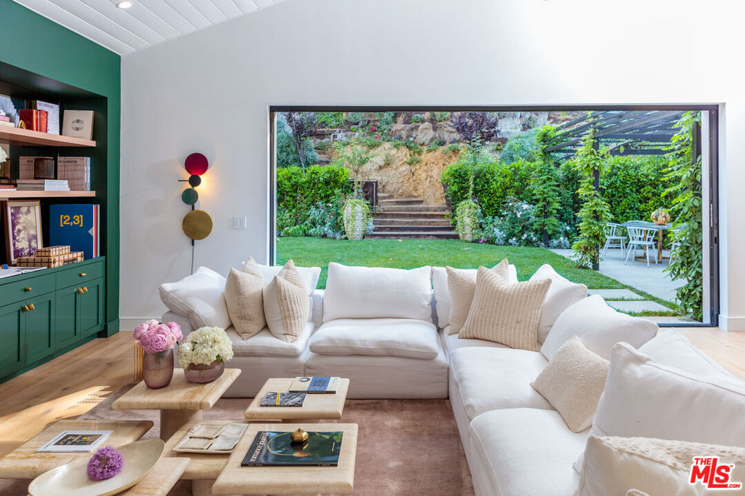 9024 Wonderland Park Ave