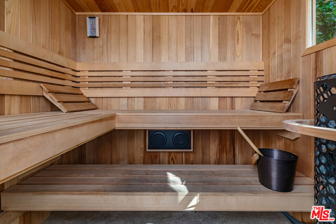 9024 Wonderland Park Ave