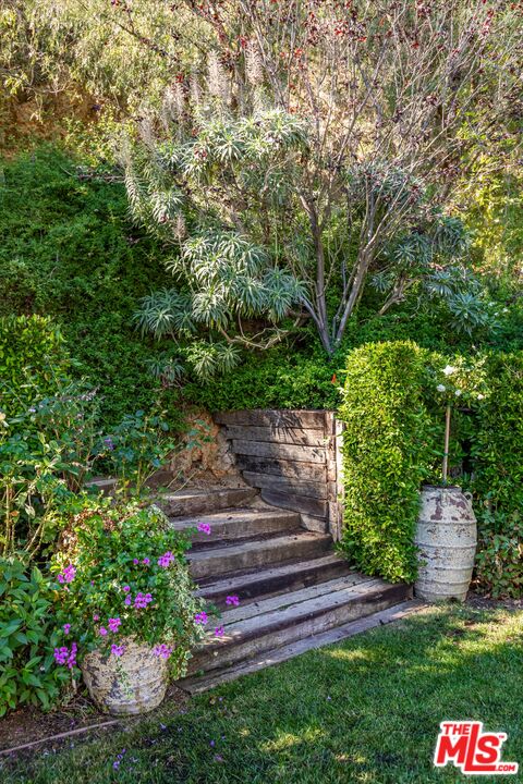 9024 Wonderland Park Ave