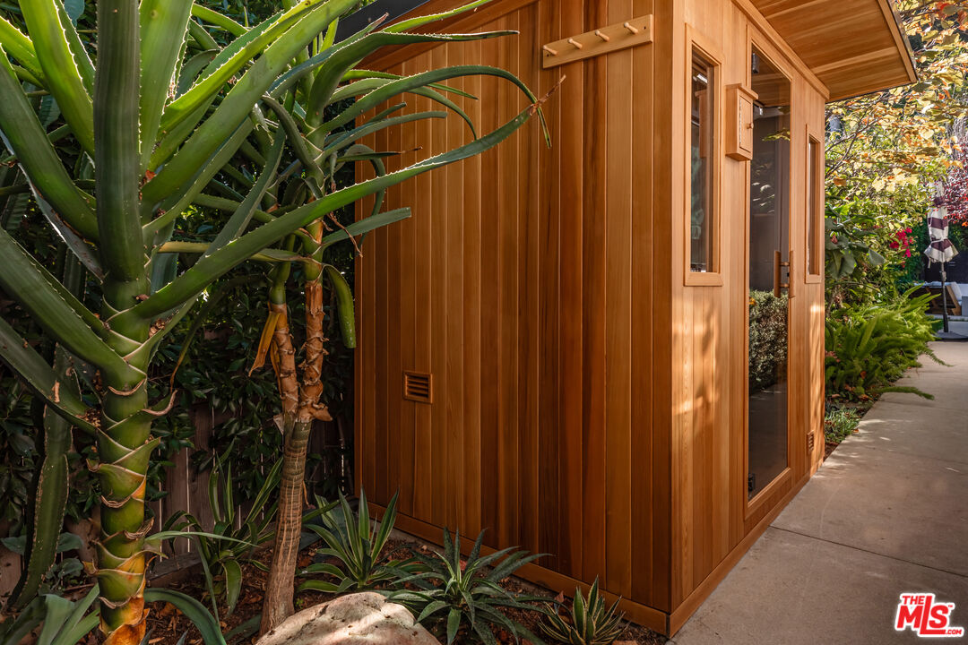 9024 Wonderland Park Ave