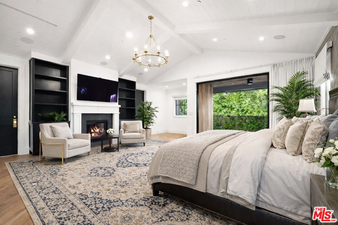 833 N Sierra Bonita Ave