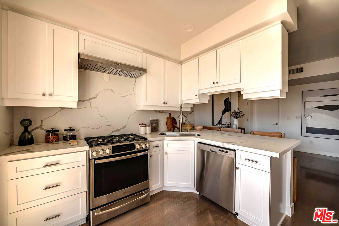 121 S Canon Dr Unit: 202