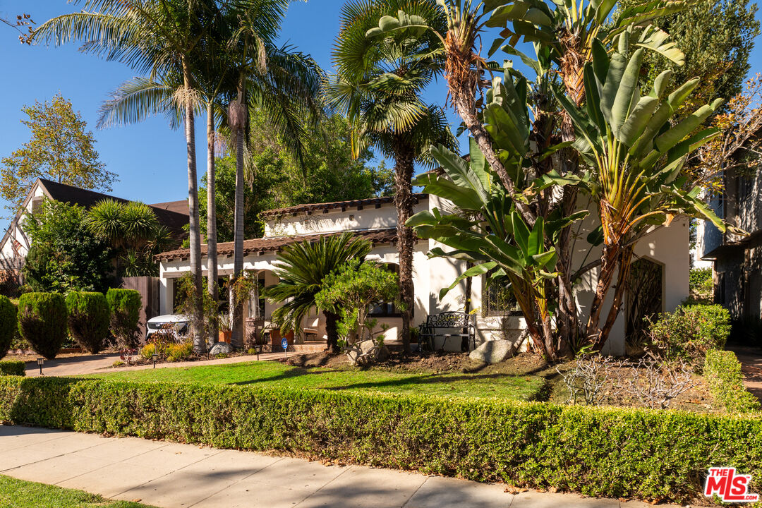 153 S La Peer Dr