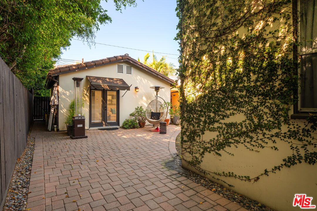153 S La Peer Dr