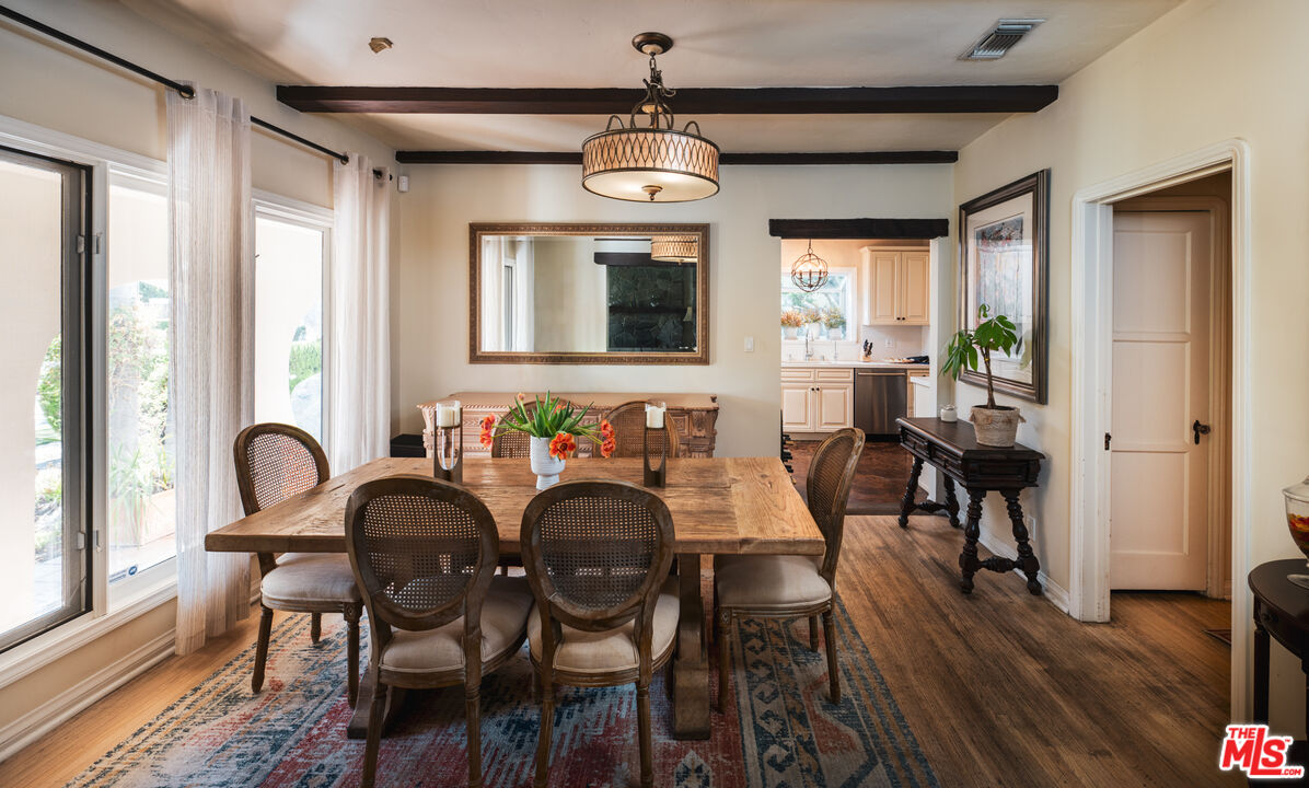 153 S La Peer Dr