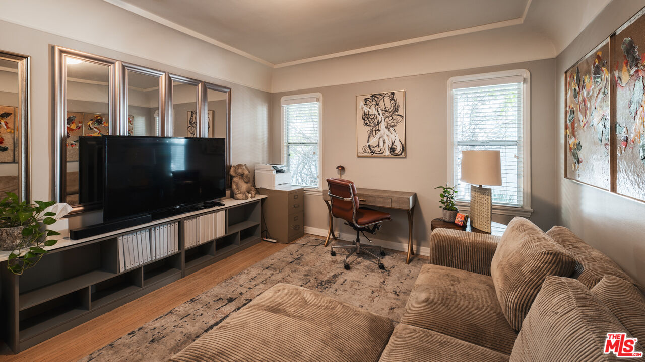 153 S La Peer Dr