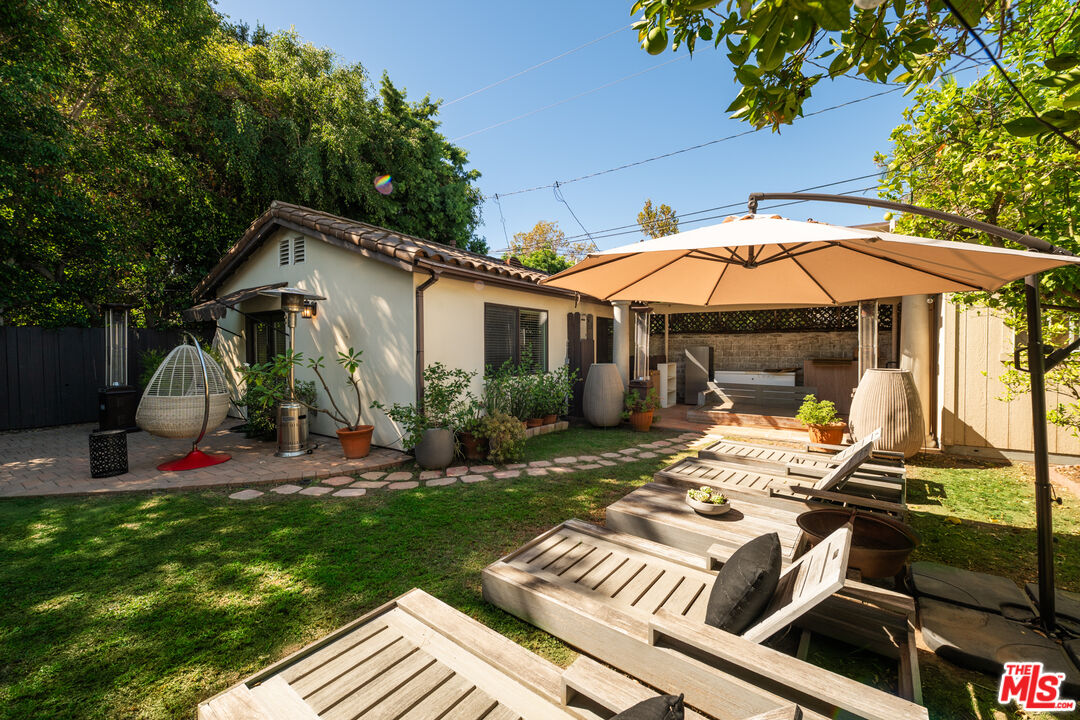 153 S La Peer Dr