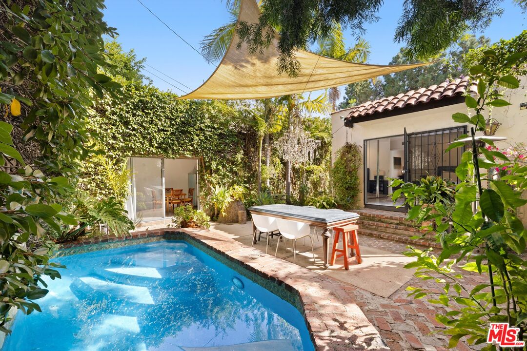 8941 Rosewood Ave