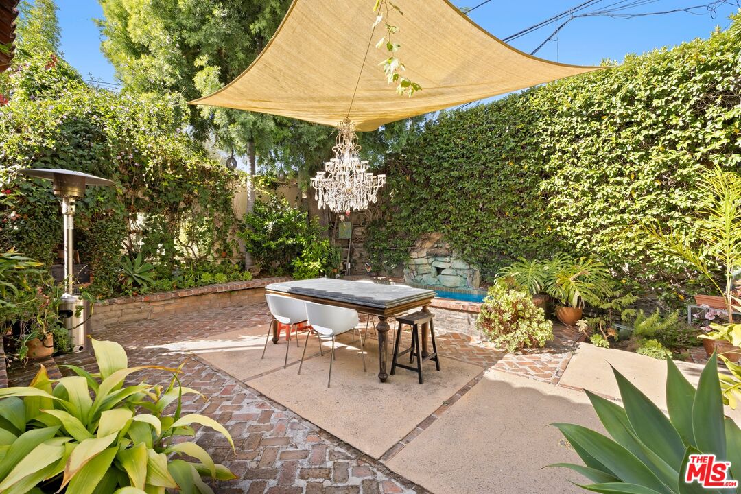 8941 Rosewood Ave