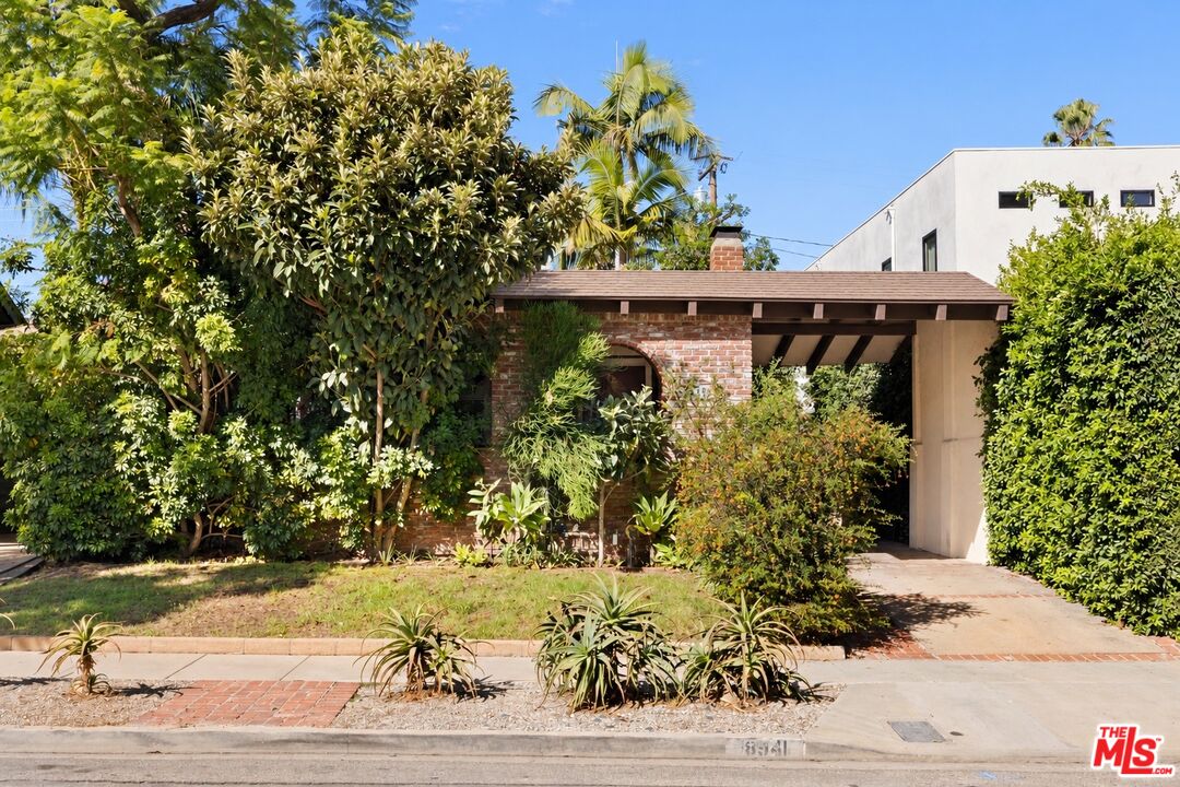 8941 Rosewood Ave