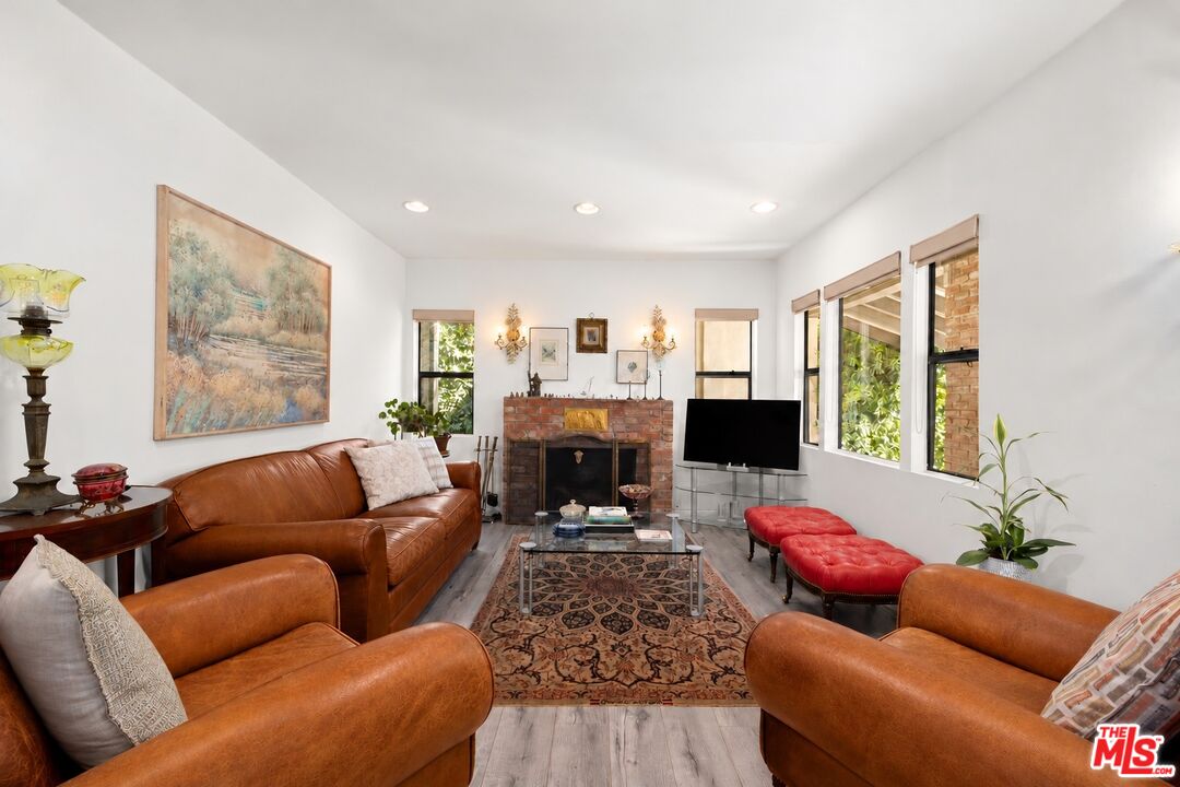 8941 Rosewood Ave