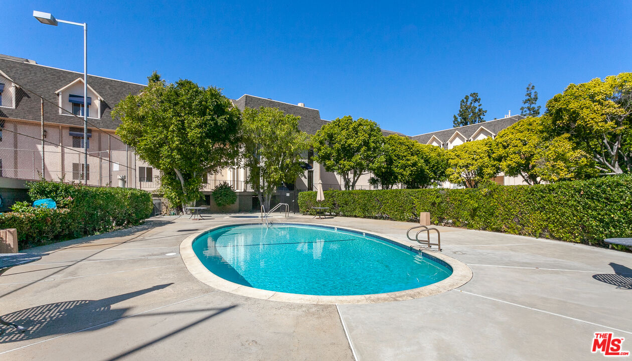 2385 Roscomare Rd Unit: D17