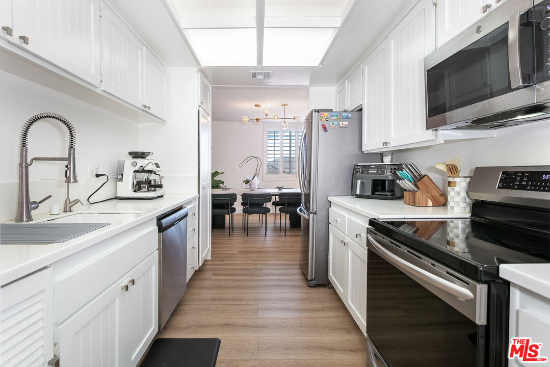 2385 Roscomare Rd Unit: D17