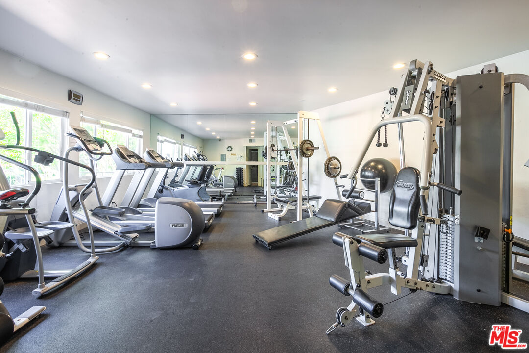 2385 Roscomare Rd Unit: D17