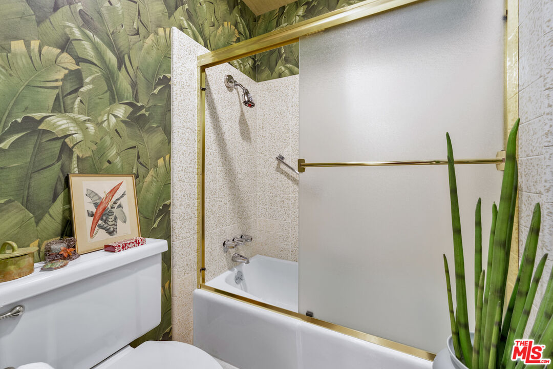 2385 Roscomare Rd Unit: D17