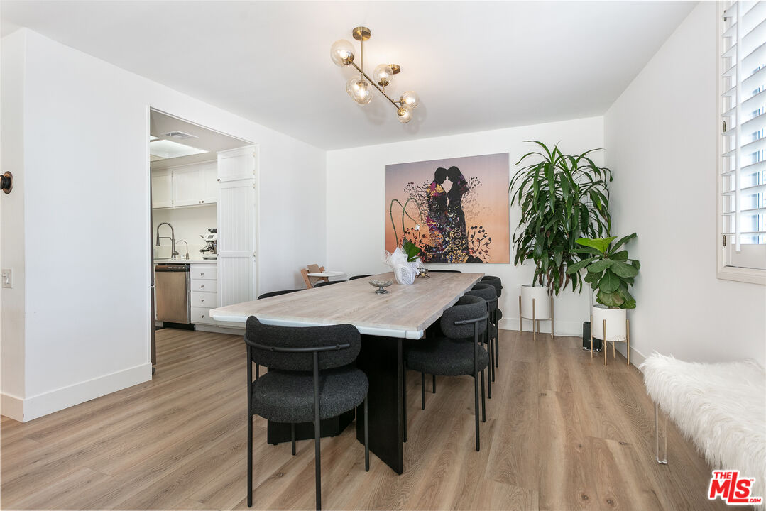 2385 Roscomare Rd Unit: D17