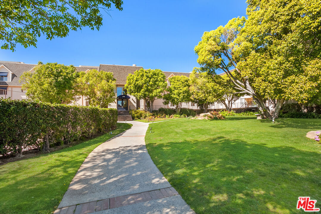 2385 Roscomare Rd Unit: D17