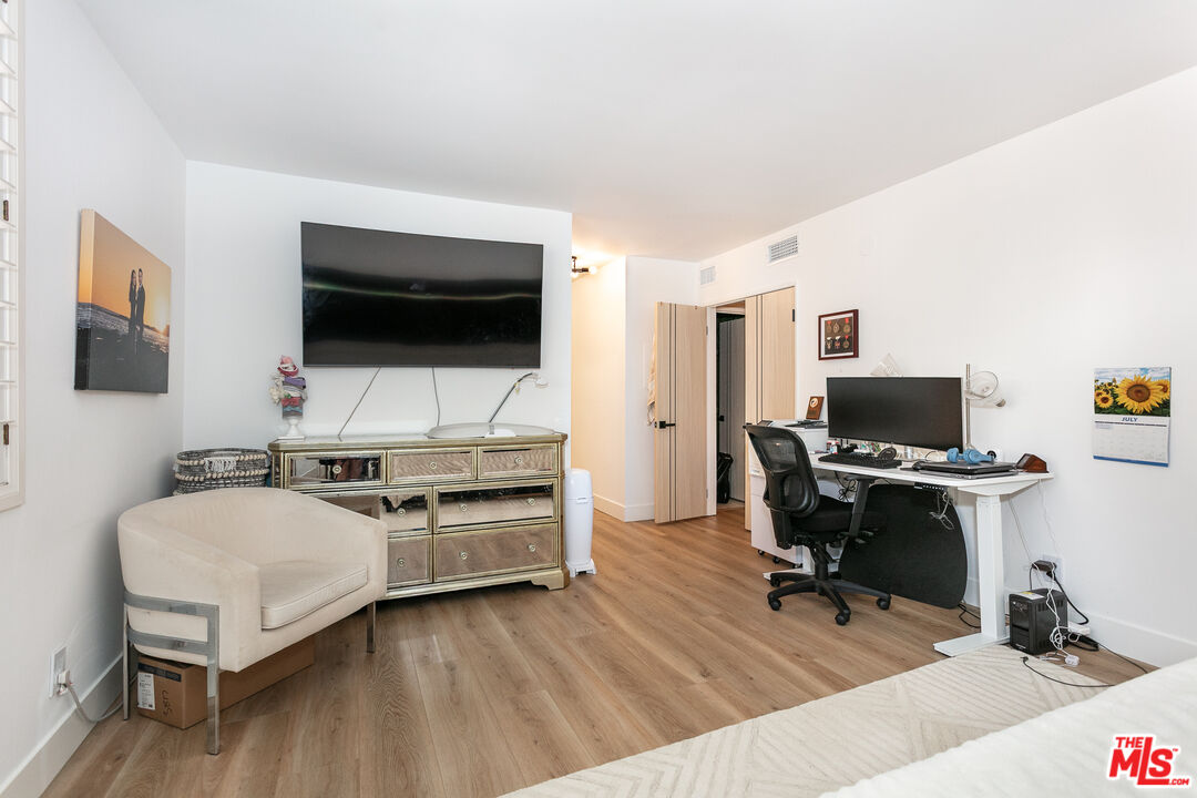 2385 Roscomare Rd Unit: D17