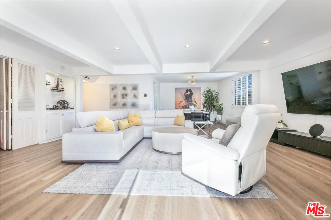 2385 Roscomare Rd Unit: D17