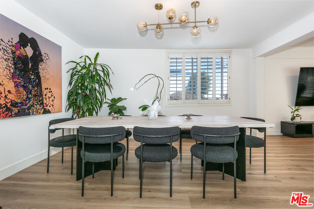 2385 Roscomare Rd Unit: D17