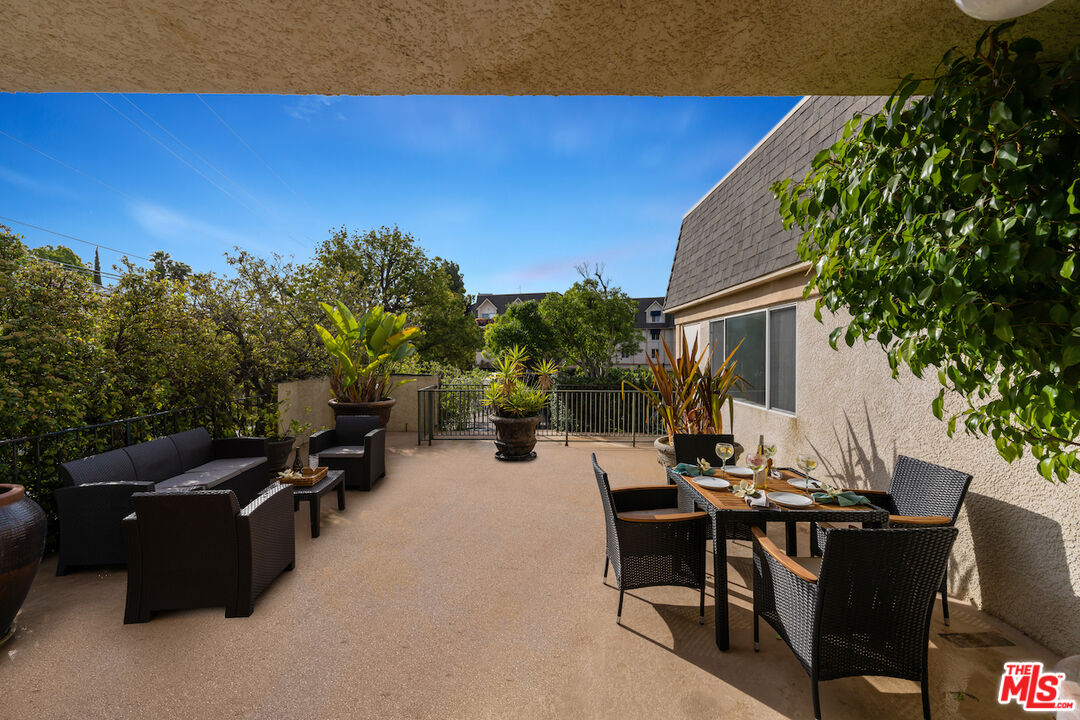 2385 Roscomare Rd Unit: D17