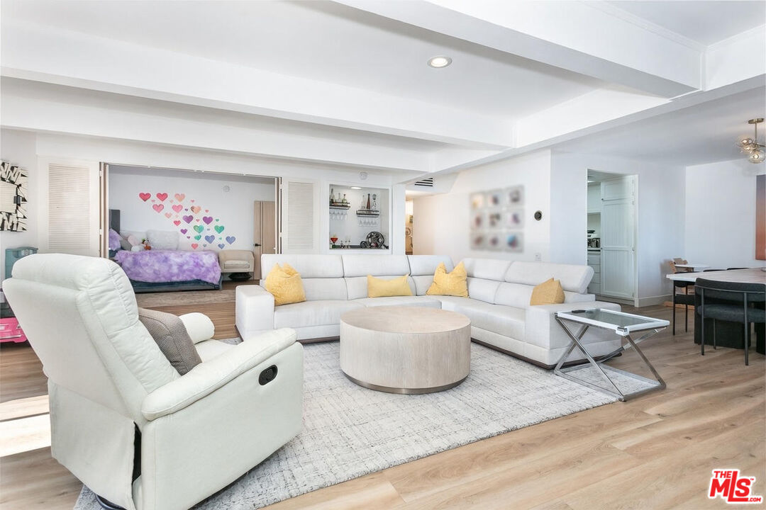 2385 Roscomare Rd Unit: D17