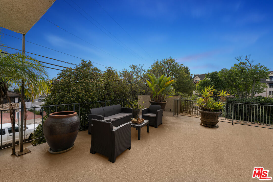 2385 Roscomare Rd Unit: D17