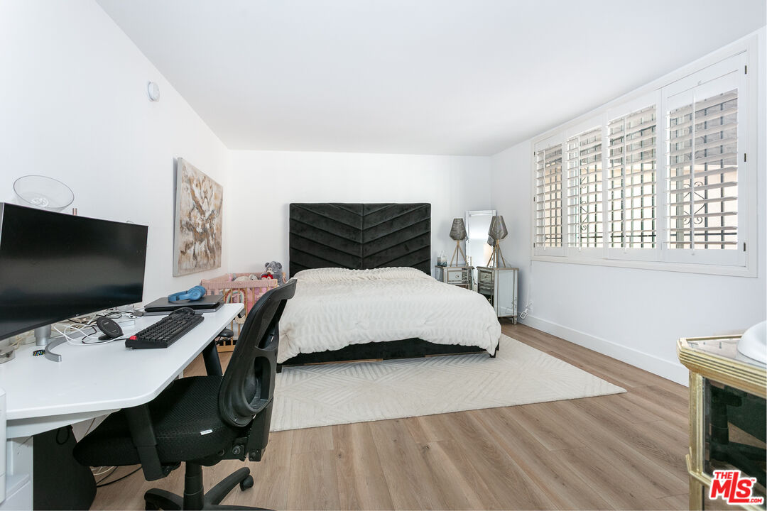 2385 Roscomare Rd Unit: D17