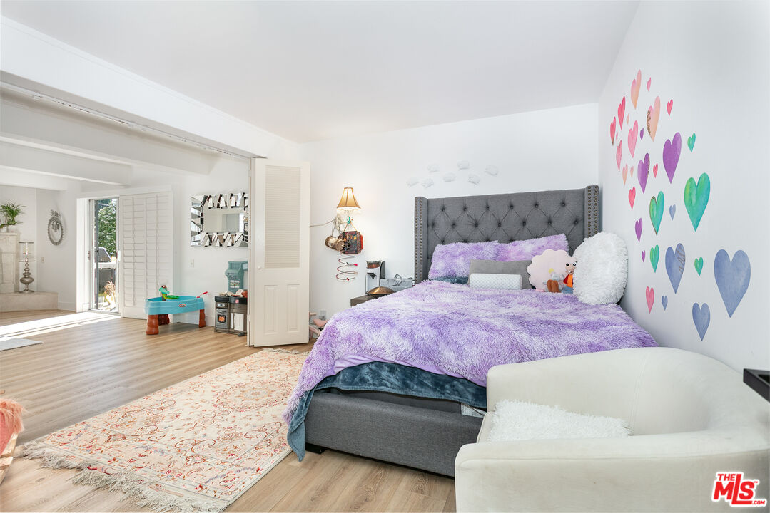 2385 Roscomare Rd Unit: D17