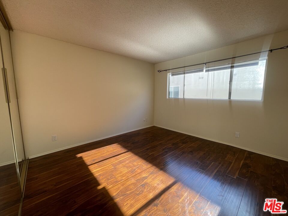 5330 Zelzah Ave Unit: 4