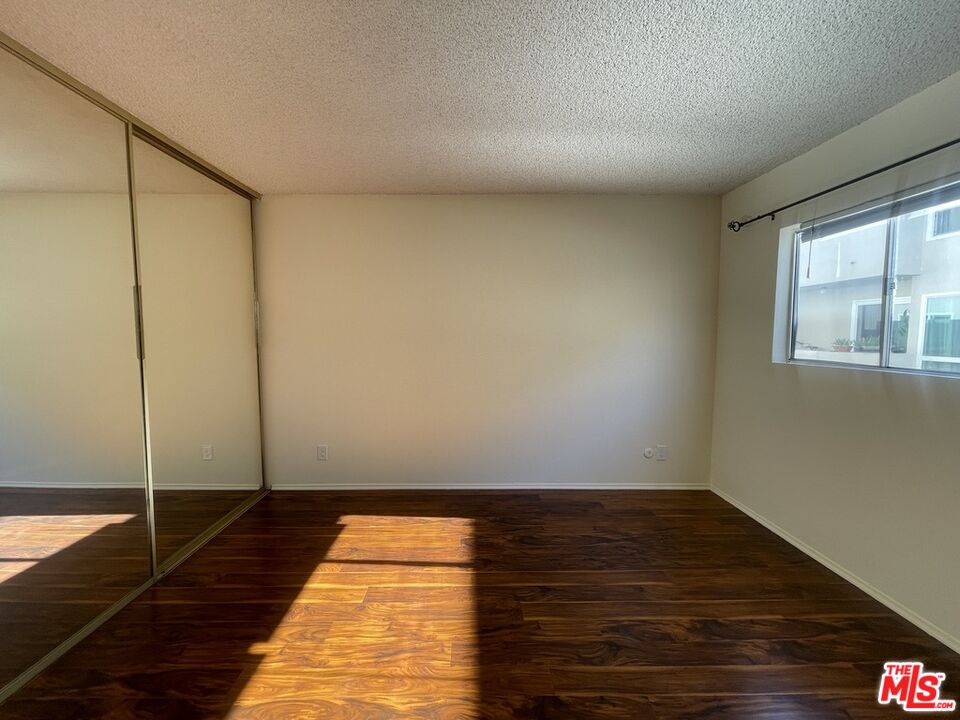 5330 Zelzah Ave Unit: 4