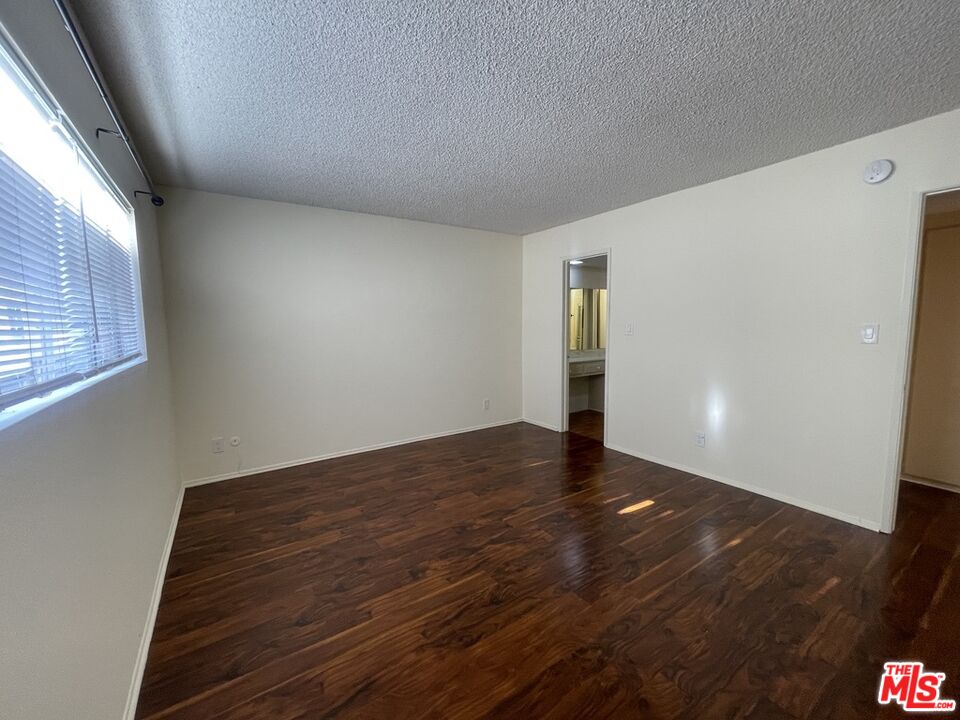 5330 Zelzah Ave Unit: 4