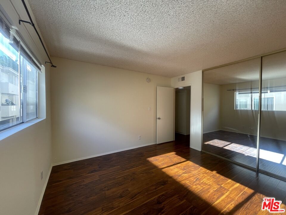 5330 Zelzah Ave Unit: 4