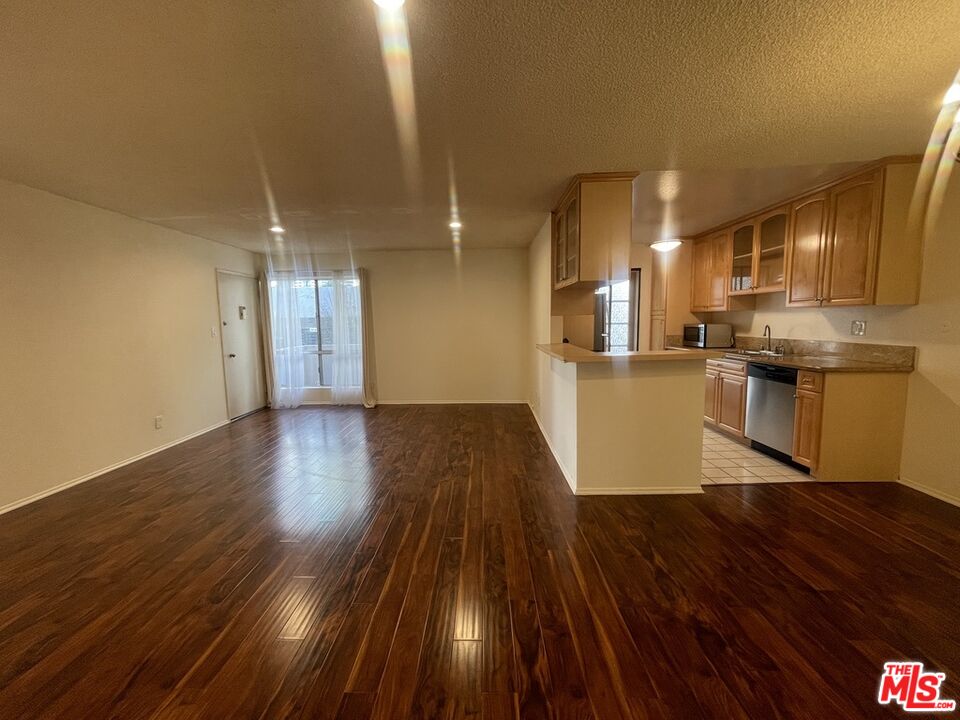 5330 Zelzah Ave Unit: 4