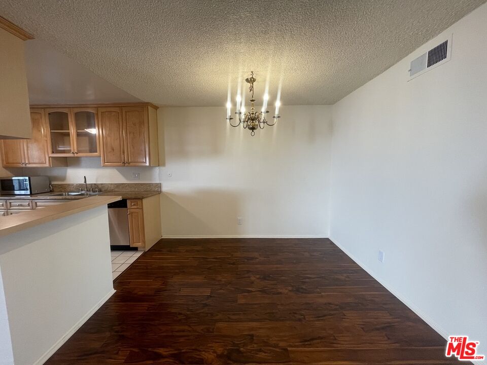 5330 Zelzah Ave Unit: 4