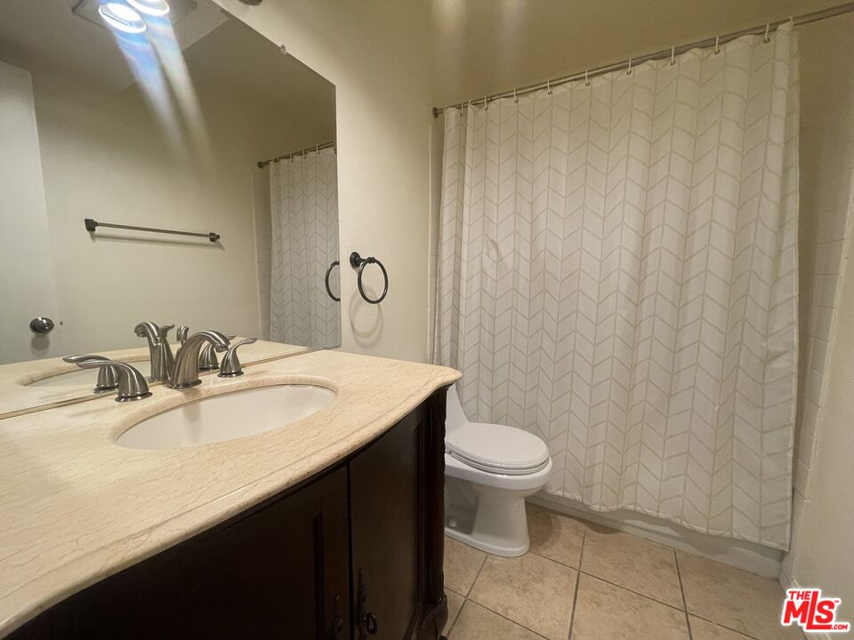 5330 Zelzah Ave Unit: 4