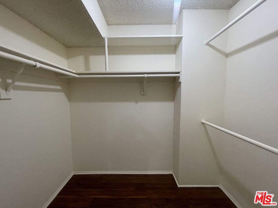 5330 Zelzah Ave Unit: 4