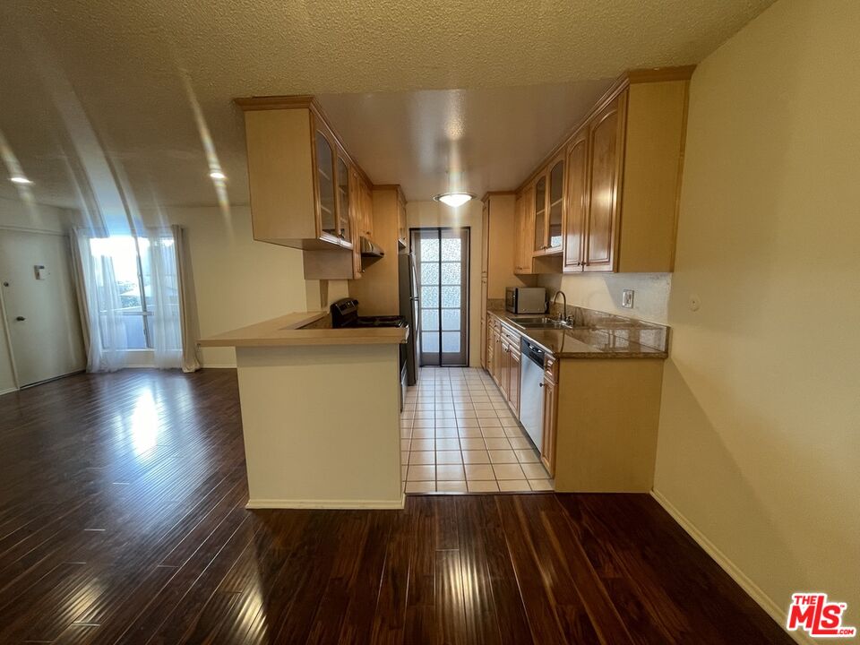 5330 Zelzah Ave Unit: 4