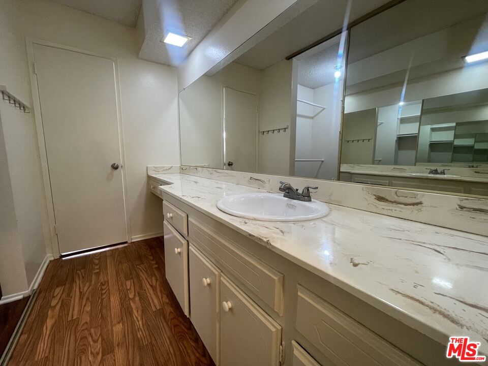 5330 Zelzah Ave Unit: 4