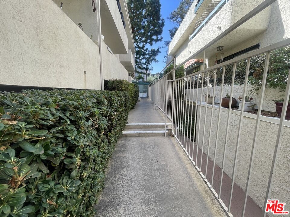 5330 Zelzah Ave Unit: 4