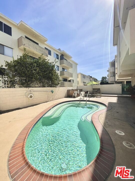 5330 Zelzah Ave Unit: 4