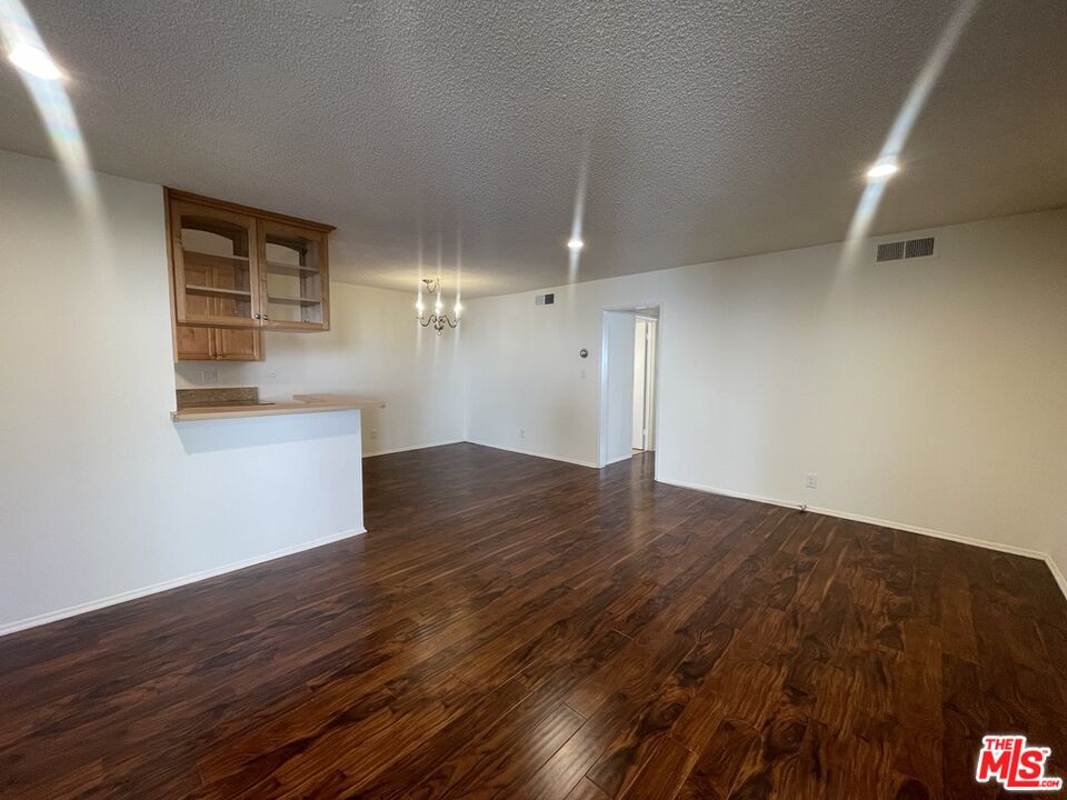 5330 Zelzah Ave Unit: 4