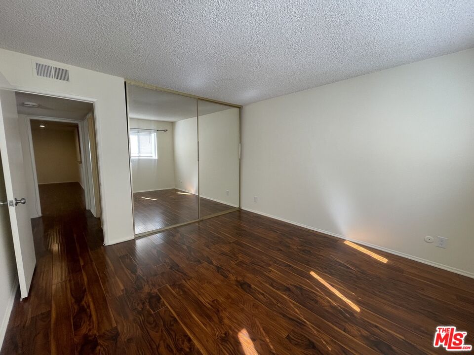 5330 Zelzah Ave Unit: 4