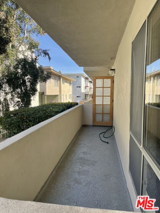 5330 Zelzah Ave Unit: 4