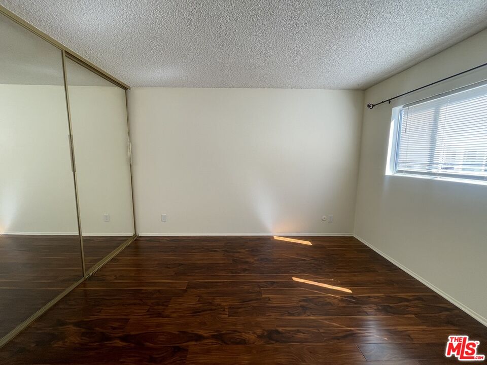 5330 Zelzah Ave Unit: 4