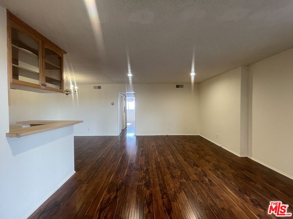 5330 Zelzah Ave Unit: 4