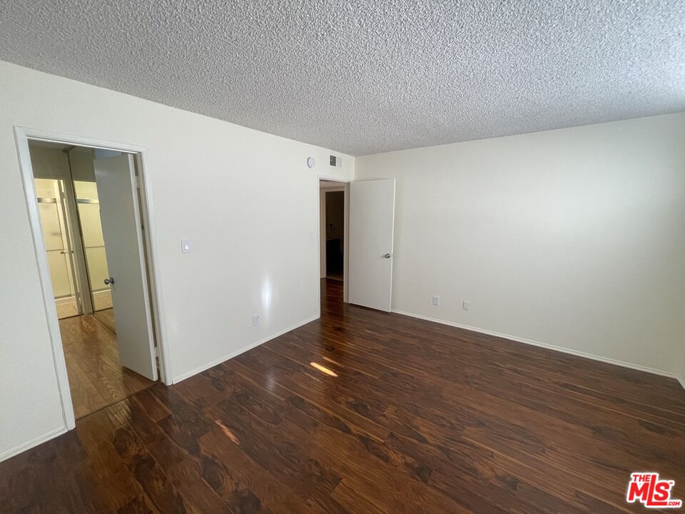 5330 Zelzah Ave Unit: 4